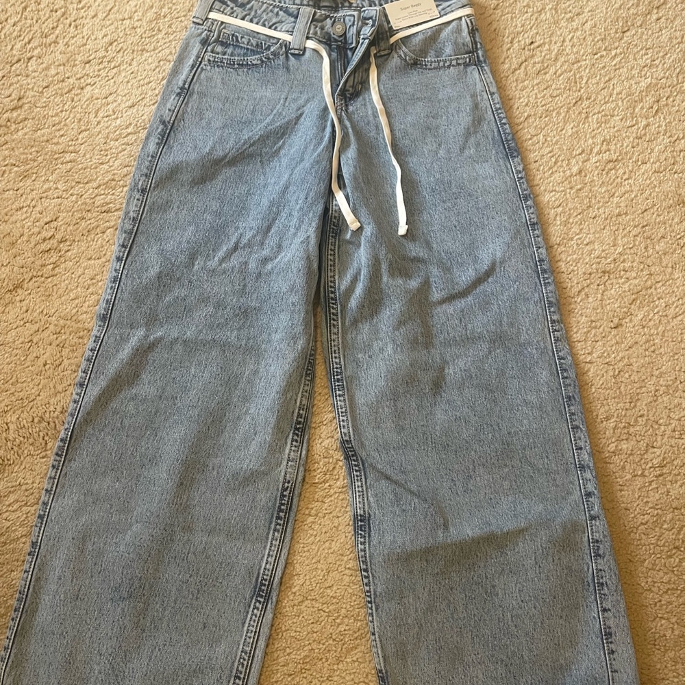 Women’s low-rise wide leg jeans